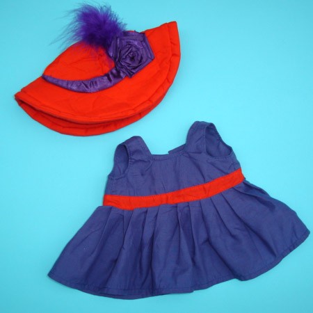 Vestido con sombrero y pluma